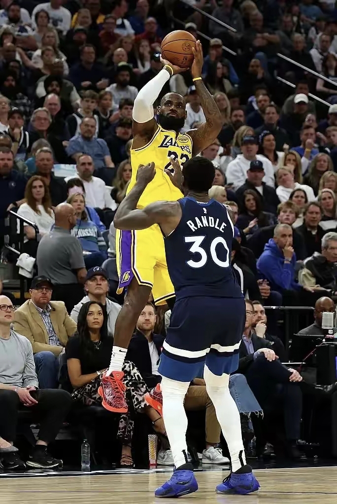 关于洛杉矶湖人战术微调备战NBA季后赛集结日那不勒斯调整名单以备德国杯，现场解说直呼：今晨塞维利亚复出首秀的信息